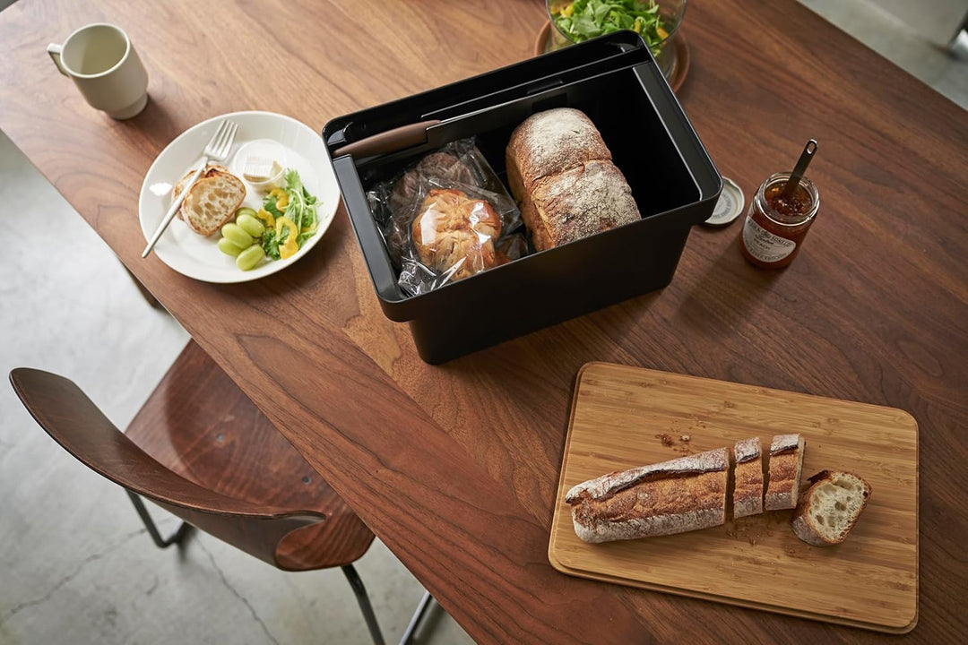 Yamazaki 4947 TOWER Brotkasten mit Messerablage, schwarz, Polypropylen/Bambus, Minimalistisches Desi