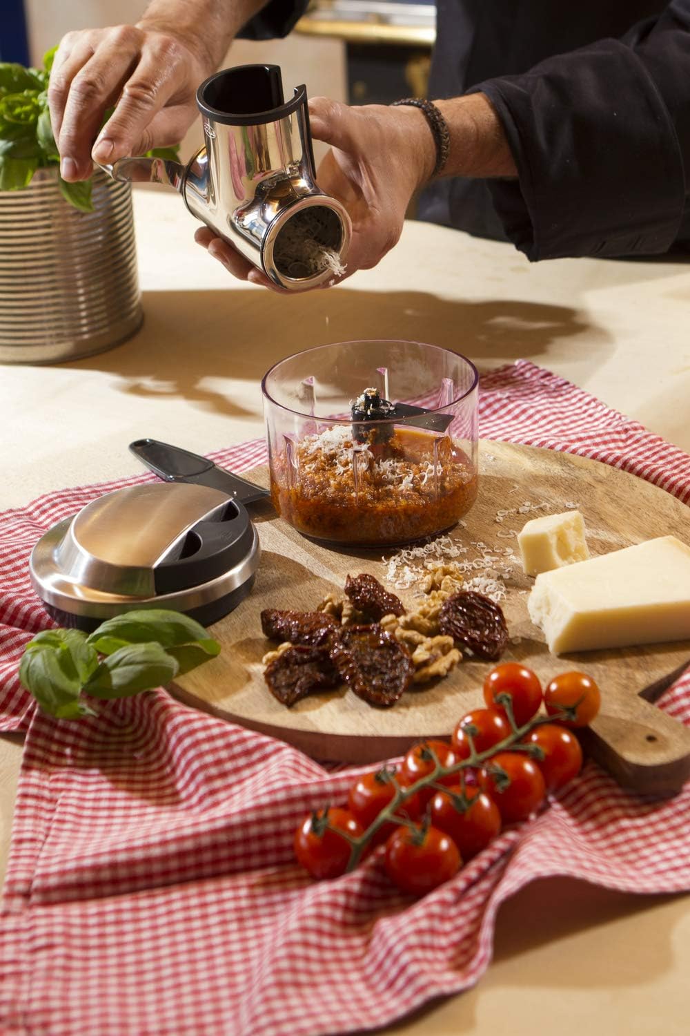 RÖSLE Käsemühle, hochwertige Parmesanreibe zum Reiben von Käse und Schokolade, Edelstahl 18/10, Reib