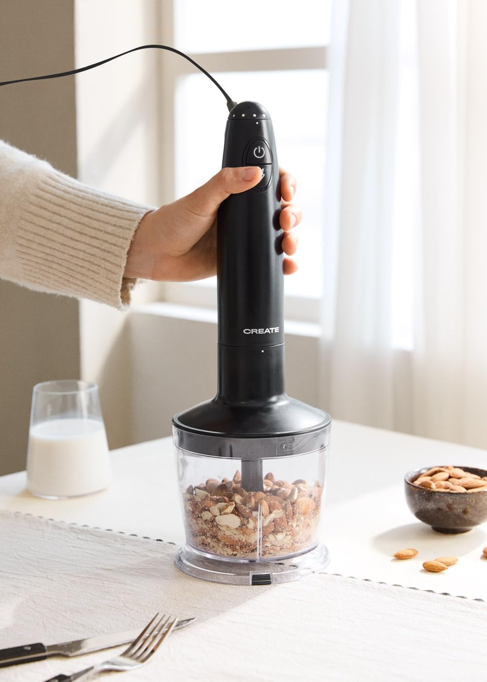CREATE/FULLMIX RETRO/Handmixer schwarz/Mixt, schlägt und rührt, 6 Geschwindigkeiten, 600ml Messbeche
