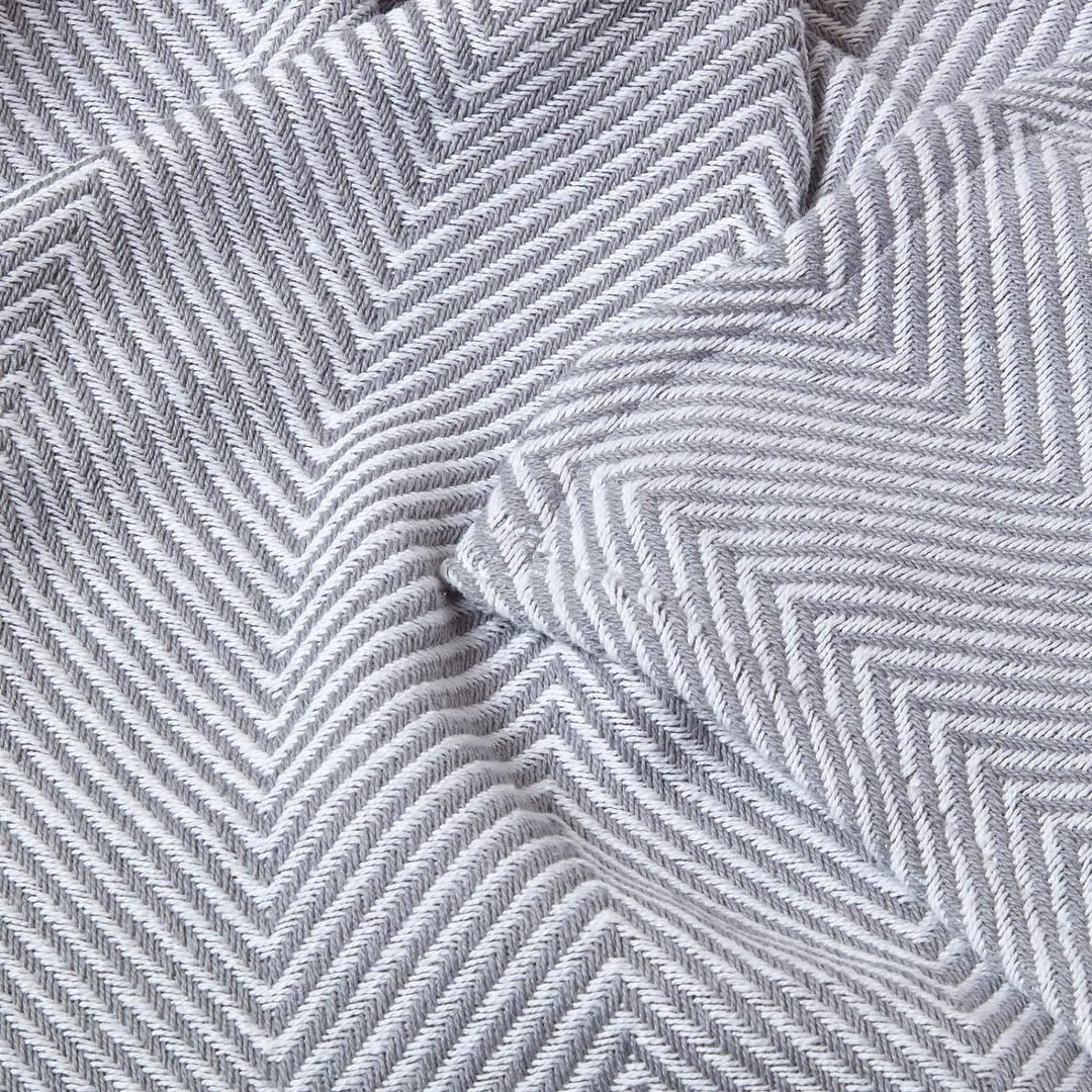 Homescapes grosse Tagesdecke Halden mit Fischgräten-Muster, weiche Wohndecke aus 100% Baumwolle in G