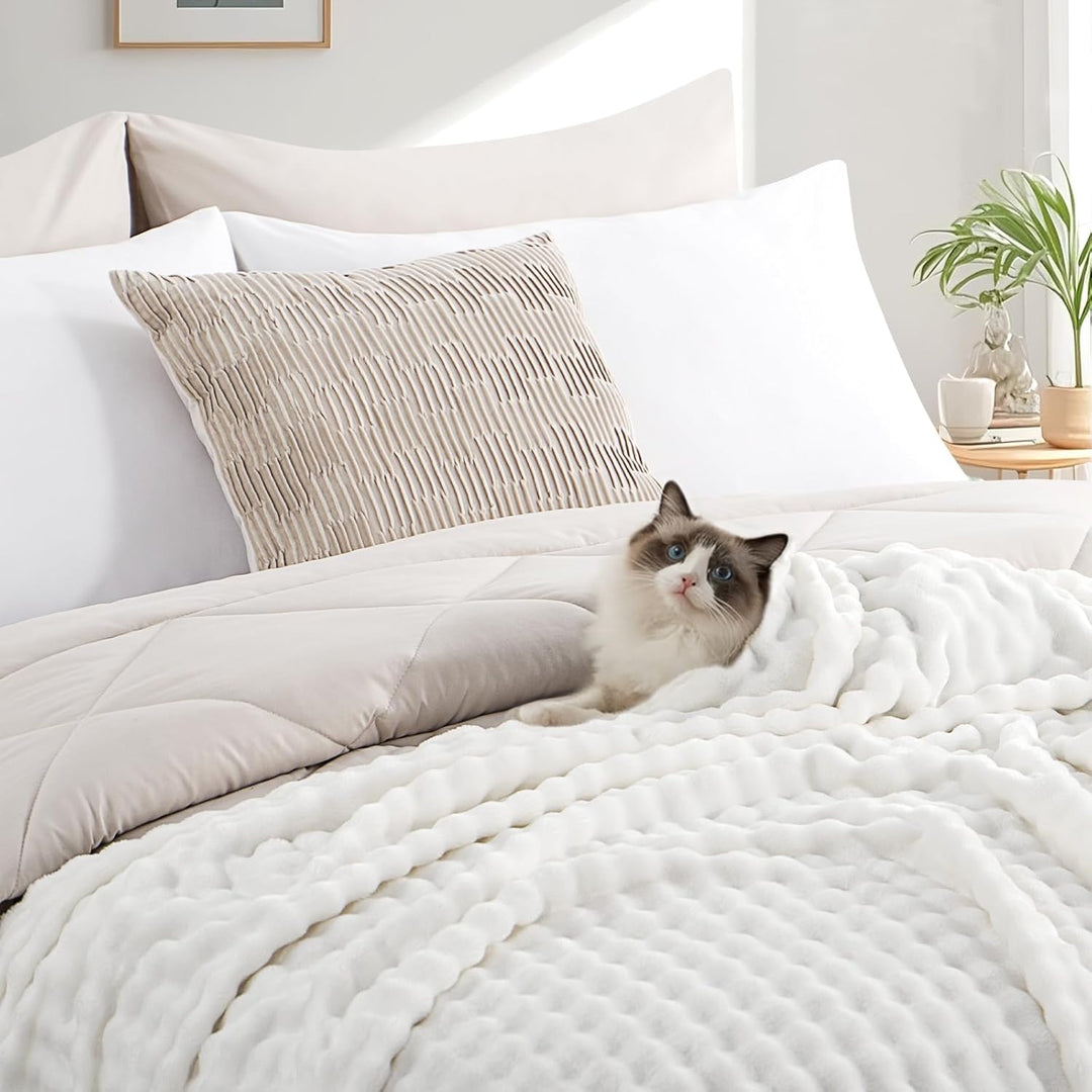 RUIKASI Bubble Decke Kuscheldecke Flauschig Weiss - Weiche Sofadecke & Couchdecke 230x270 cm aus Plü