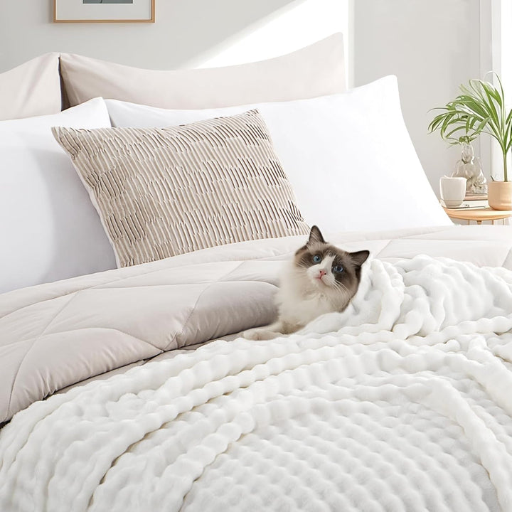 RUIKASI Bubble Decke Kuscheldecke Flauschig Weiss - Weiche Sofadecke & Couchdecke 230x270 cm aus Plü