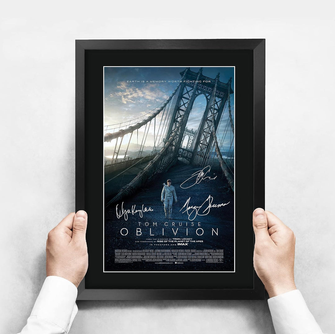 HWC Trading FR A3 Oblivion Tom Cruise Geschenke Geduckter Poster Signiertes Autogramm Foto für Fans