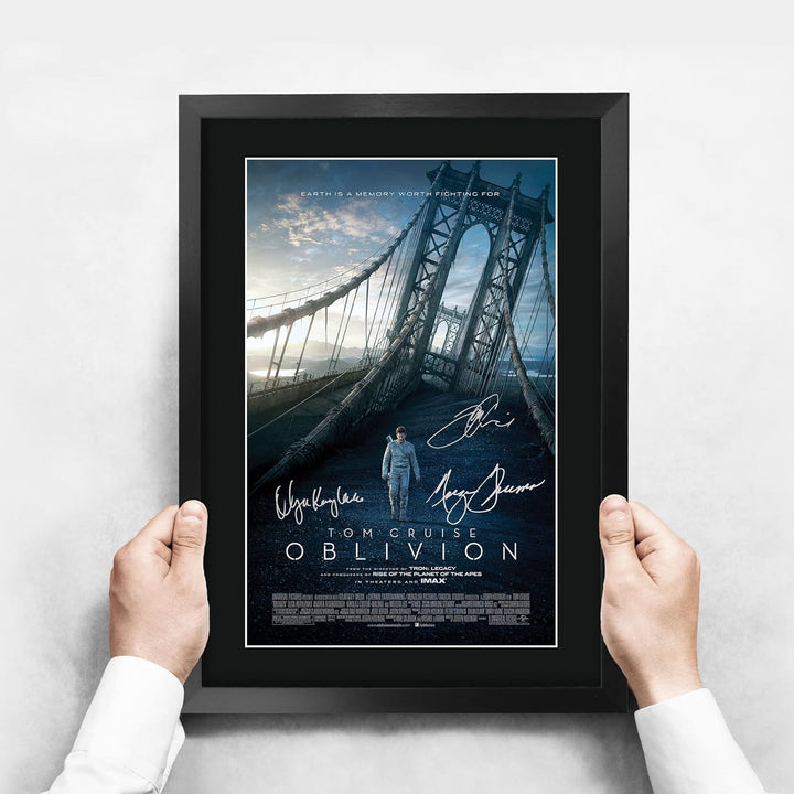 HWC Trading FR A3 Oblivion Tom Cruise Geschenke Geduckter Poster Signiertes Autogramm Foto für Fans