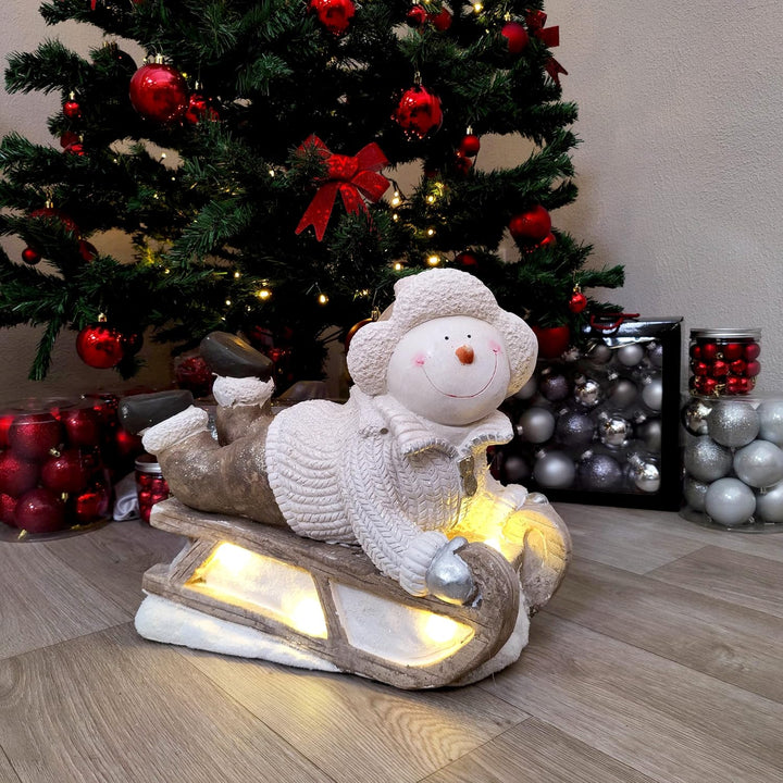 Deko Figur mit Beleuchtung (B) Schneemann auf Schlitten, (B) Schneemann auf Schlitten
