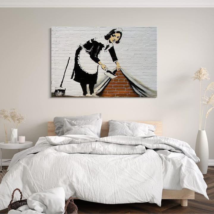 Printed Paintings Leinwand (80x60cm): Banksy - Putzfrau kehrt Dreck unter Wand-Bemalung Graffiti 80x