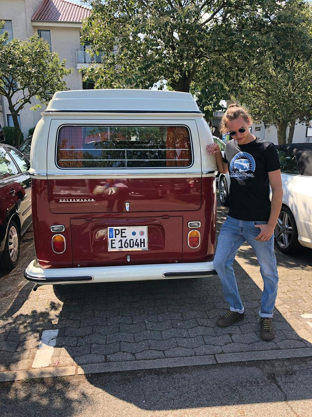BRISA VW Collection - Volkswagen T-Shirt Unisex-Kurzarm &amp; Rundkragen mit T1 Bulli Bus Motiv aus Baum