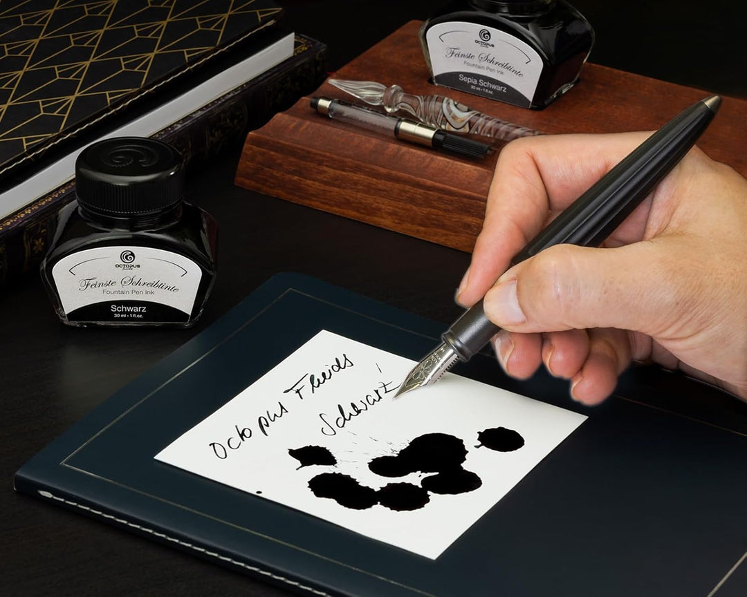 Diplomat Aero Füllhalter in schwarz mit Edelstahlfeder M und farblich perfekt passender Füllhalterti