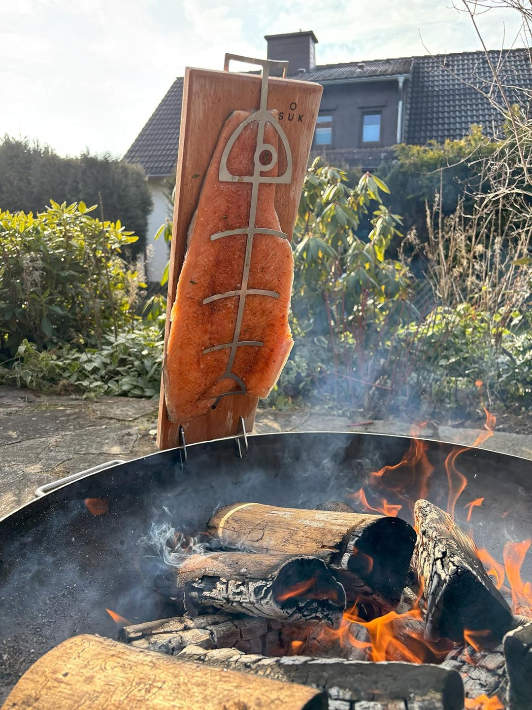 SOUK ONE Flammlachsbrett aus Buche Holz/Edelstahl – Rostfrei, Verstellbare Halterung, Perfekt für Fe
