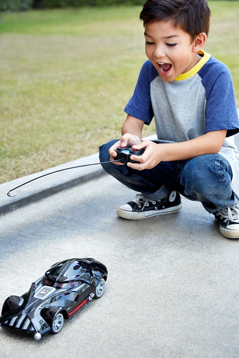 Hot Wheels FBW75 Star Wars Darth Vader RC Fahrzeug mit Lights und Sounds, Ferngesteuertes Auto mit C