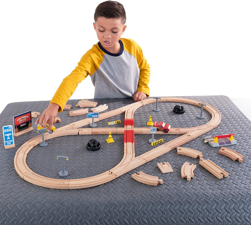 KidKraft Disney Pixar Cars 3 Autorennbahn aus Holz für Kinder, Eisenbahn Set mit Lightning McQueen-F