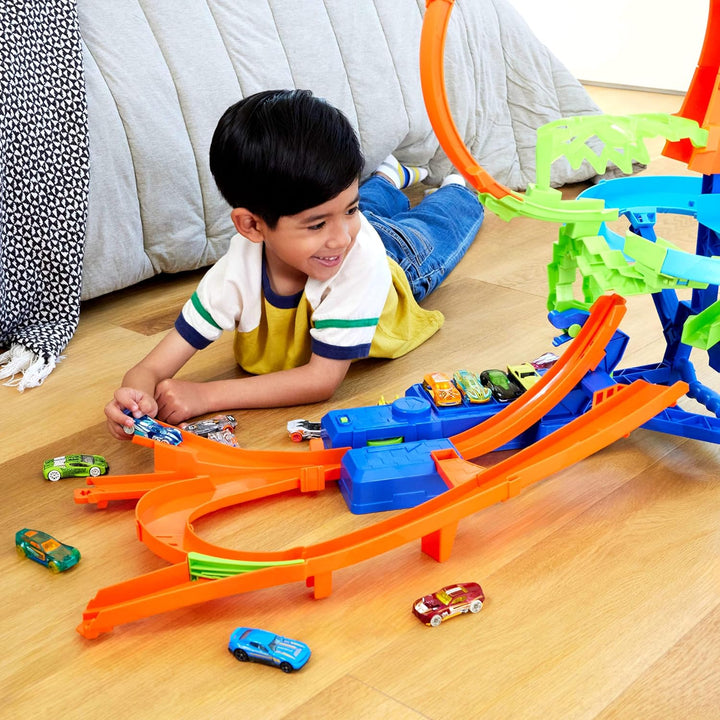Hot Wheels Spielzeugauto-Trackset, Stunttrack Unendliche Crash-Action mit Die-Cast-Spielzeugauto im