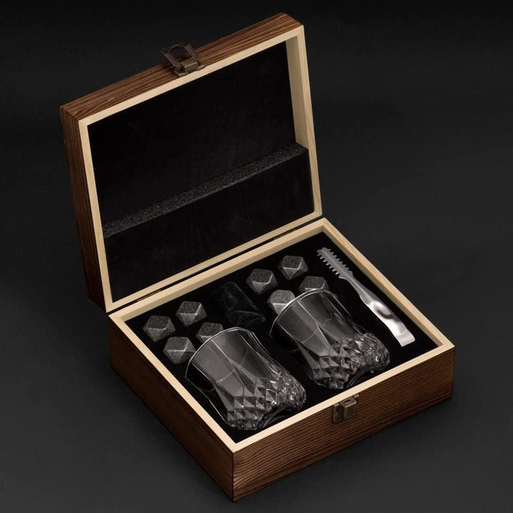 Maverton Whisky Steine Set - in Holzbox mit Gravur - 8 Eiswürfel + 2 Whisky Gläser - wiederverwendba