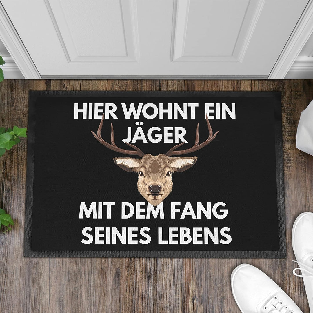 Trendation - Hier Wohnt EIN Jäger Fussmatte Geschenk für Jäger Lustiger Spruch Frundin Fussmatte 60x