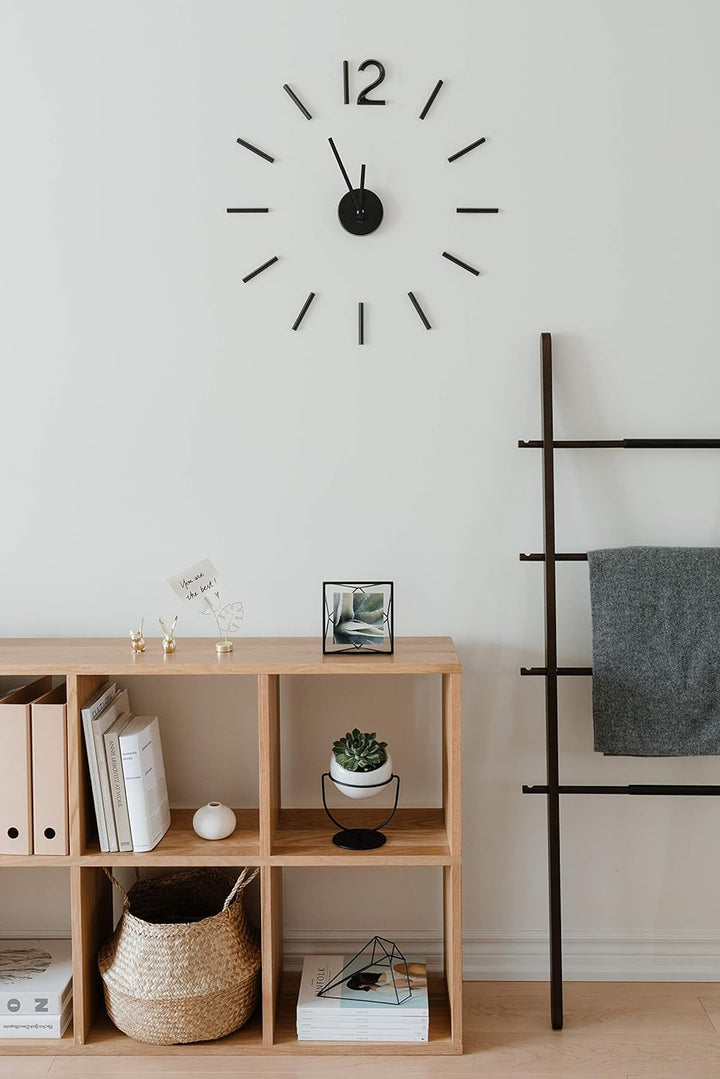 Umbra Blink, Moderne und Minimalistische DIY Quarz Wanduhr ohne Rahmen, Ziffern zum Aufkleben, Wandd