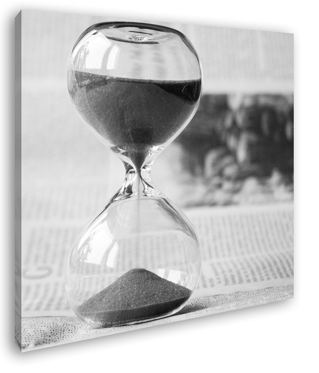 deyoli Elegante Sanduhr auf Einer Zeitung im Format: 70x70 Effekt: Schwarz&Weiss als Leinwandbild, M