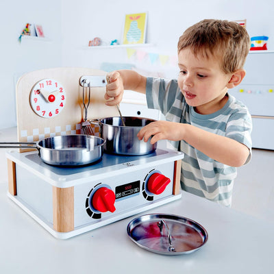 Hape 2-in-1 Küchen- & Grill-Set von Hape| Fantasiespiel Realistisches Rollenspiel Küchenset für Kind