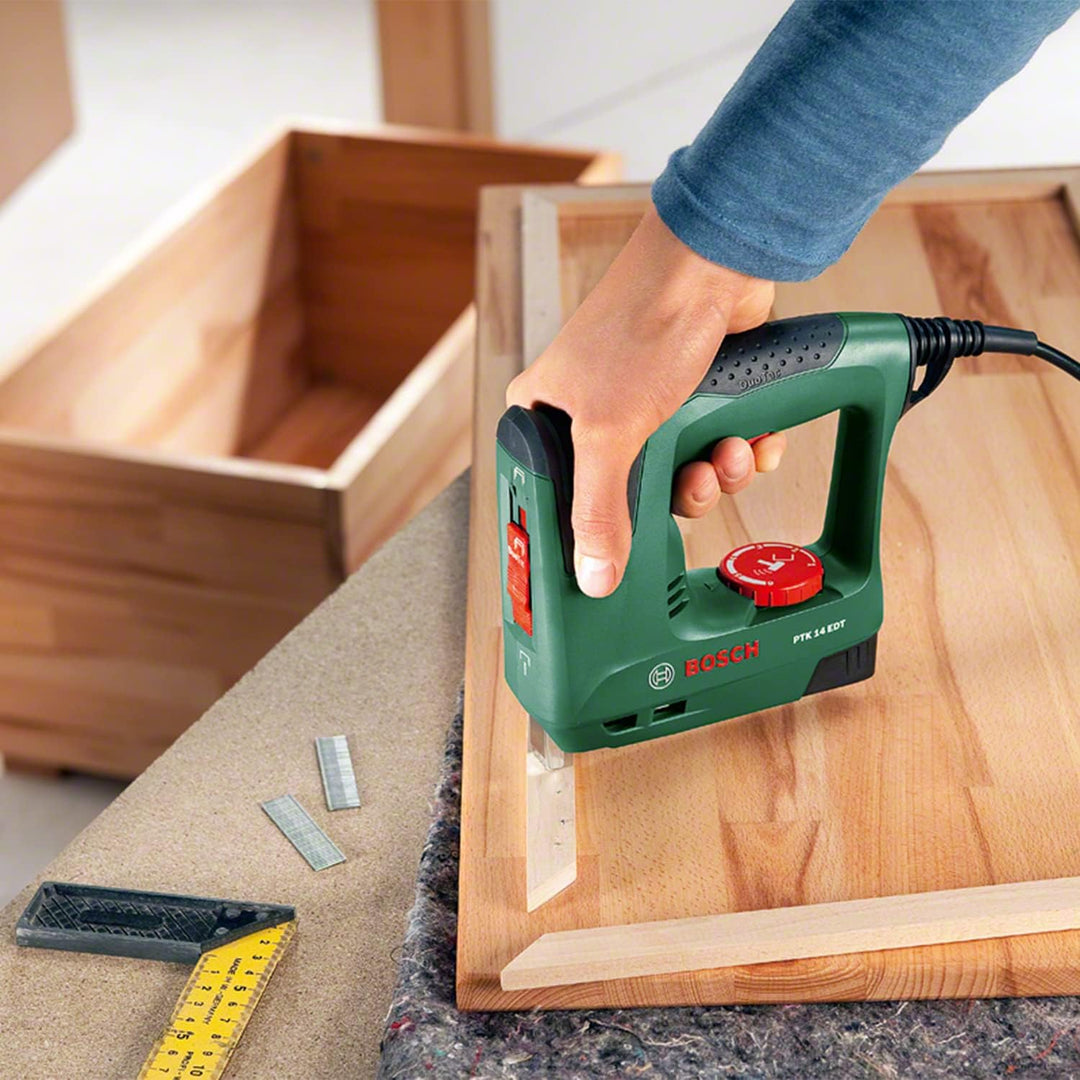 Bosch Elektrotacker PTK 14 EDT, 1000 Klammern, Karton (30 min-1 Schläge, Nägel: 14 mm, 1,1