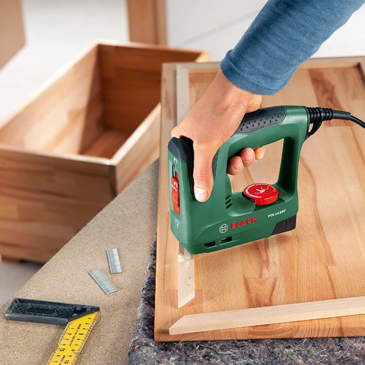 Bosch Elektrotacker PTK 14 EDT, 1000 Klammern, Karton (30 min-1 Schläge, Nägel: 14 mm, 1,1