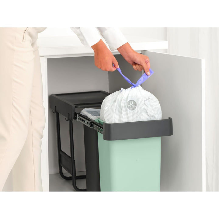 Brabantia Sort & Go Ausziehmülleimer | 2 x 15 l Einbaumülleimer für die Unterschranktür | Integriert