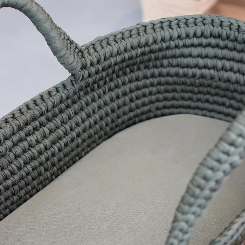 LIINI® Babywiege mit Moseskorb (Olive) – sanfte Wiegebewegung, handgehäkelt, nachhaltiges Holzgestel