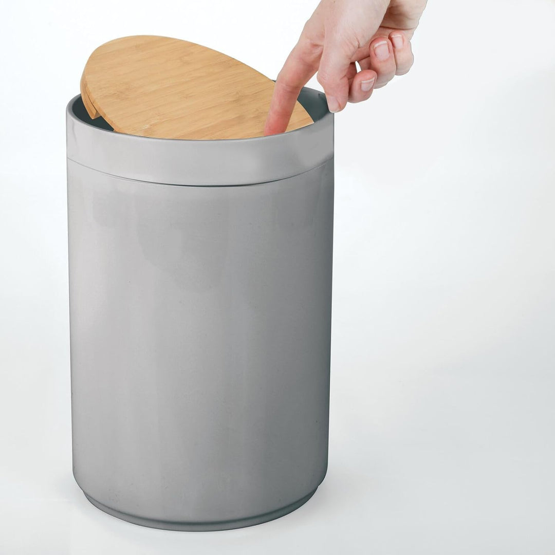 mDesign praktischer Mülleimer Küche – moderner Abfalleimer aus Bambus und Kunststoff für Bad, Büro u