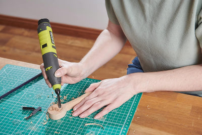 RYOBI 4 V USB Akku-Schnitzer, inklusive 1 x 4 V 2,0 Ah Akku und USB-C Ladekabel