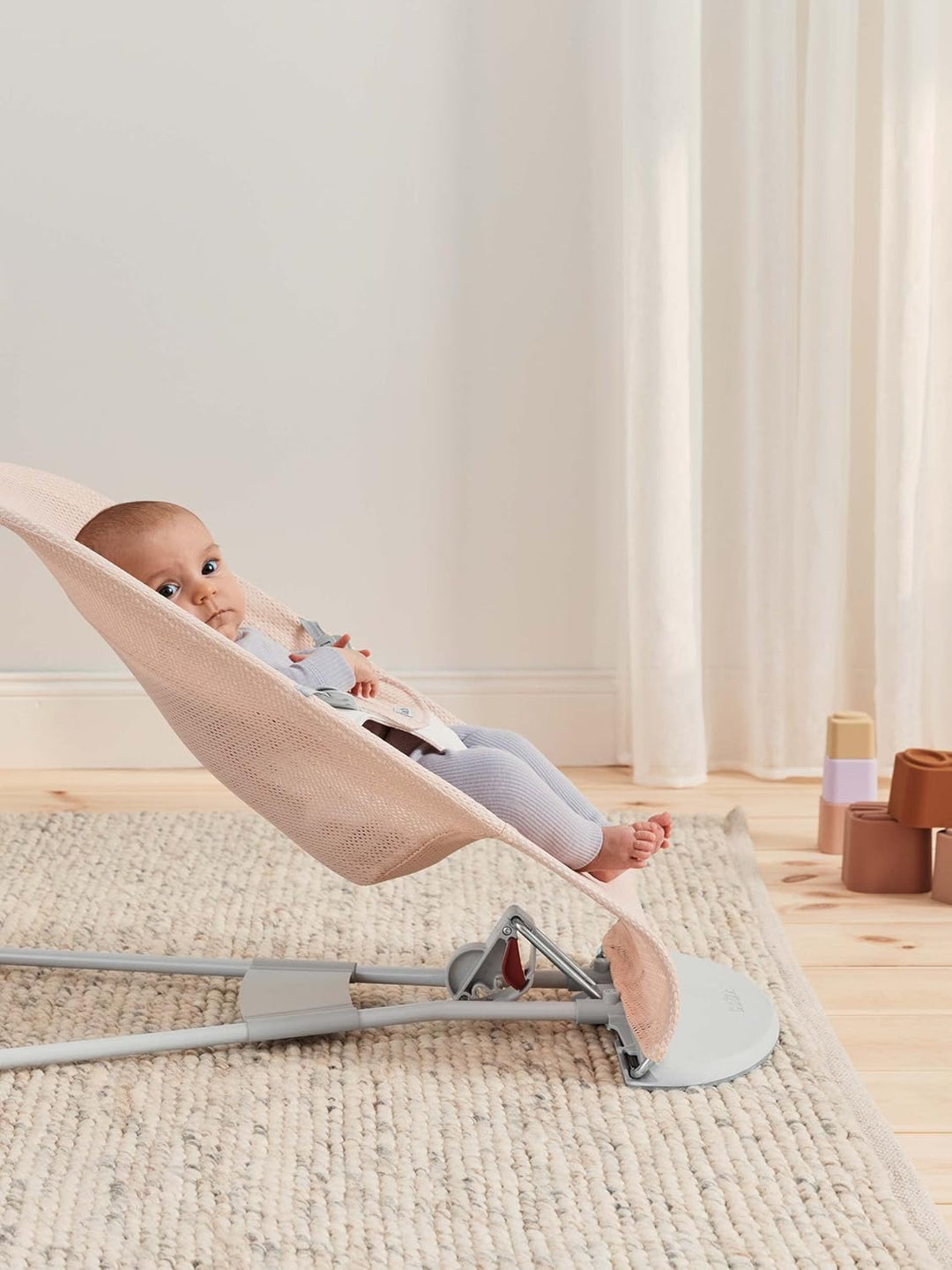 BabyBjörn Babywippe Balance Soft, Hellgrauer Rahmen, Netzstoff, Perlmuttrosa/Weiss Netzstoff Perlmut