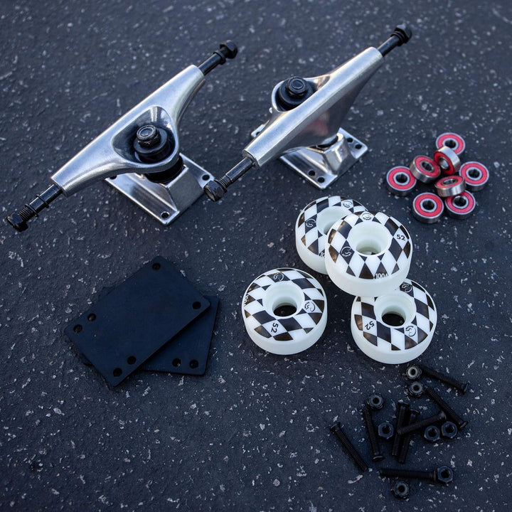 Cal 7 129mm Trucks with Wheels, Bearings, Hardware Silberner LKW + weisse Speedway-Räder, Silberner