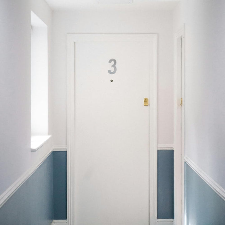 Klebe-Hausnummer aus Edelstahl | Nº 3 | 160 x 95 mm | Für Innen- und Aussenwände, Tore oder Türen |