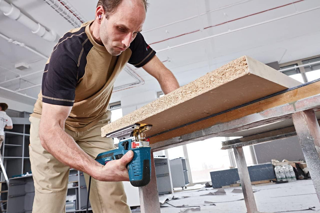 Bosch Professional Stichsäge GST 160 CE (inkl. 3x Sägeblätter für Holz, Absaugadapter, Abdeckhaube,