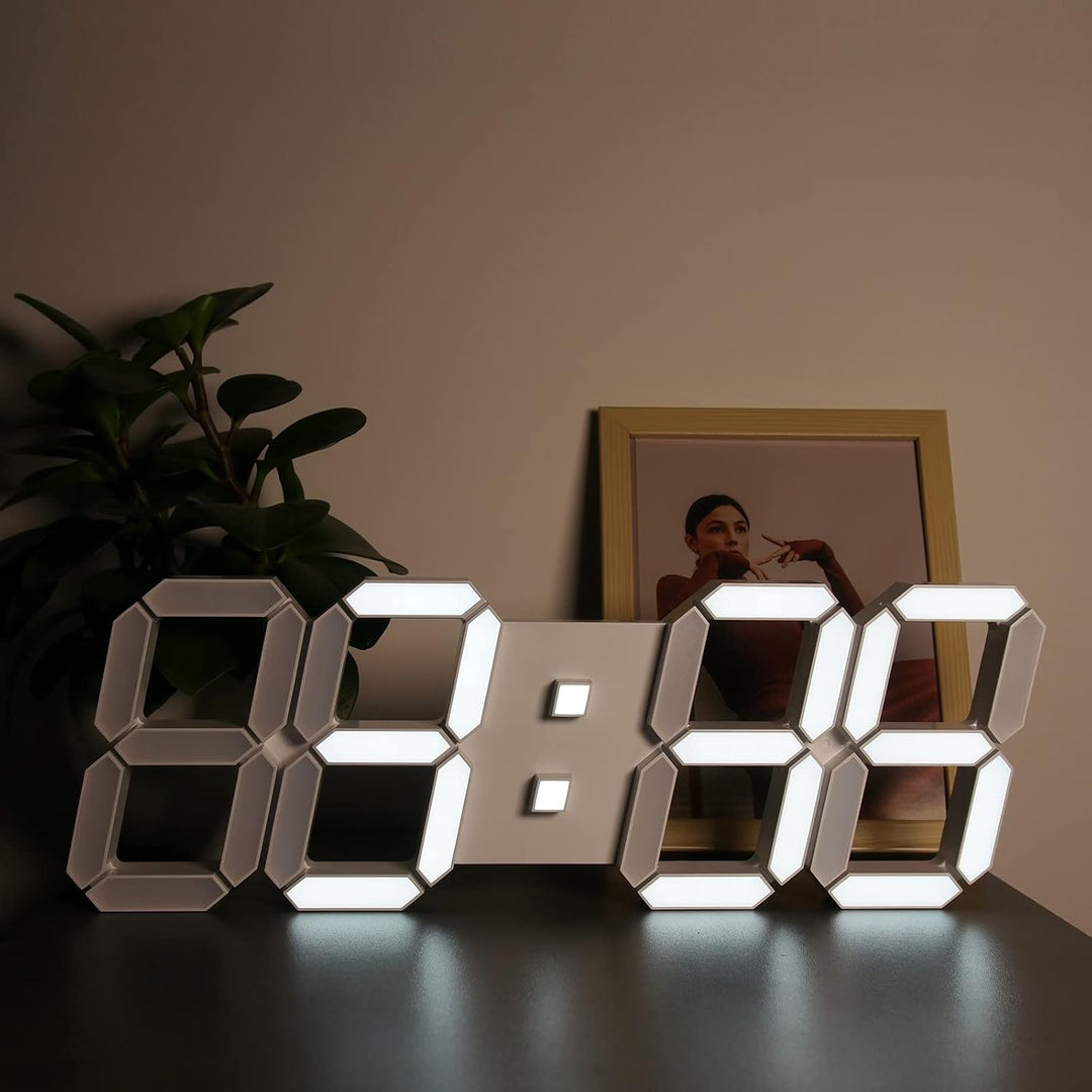 Deeyaple LED Wanduhr Digital Gross Wecker 3D Uhr Dimmbar Snooze USB 12/24Stunden Datum Temperaturanz