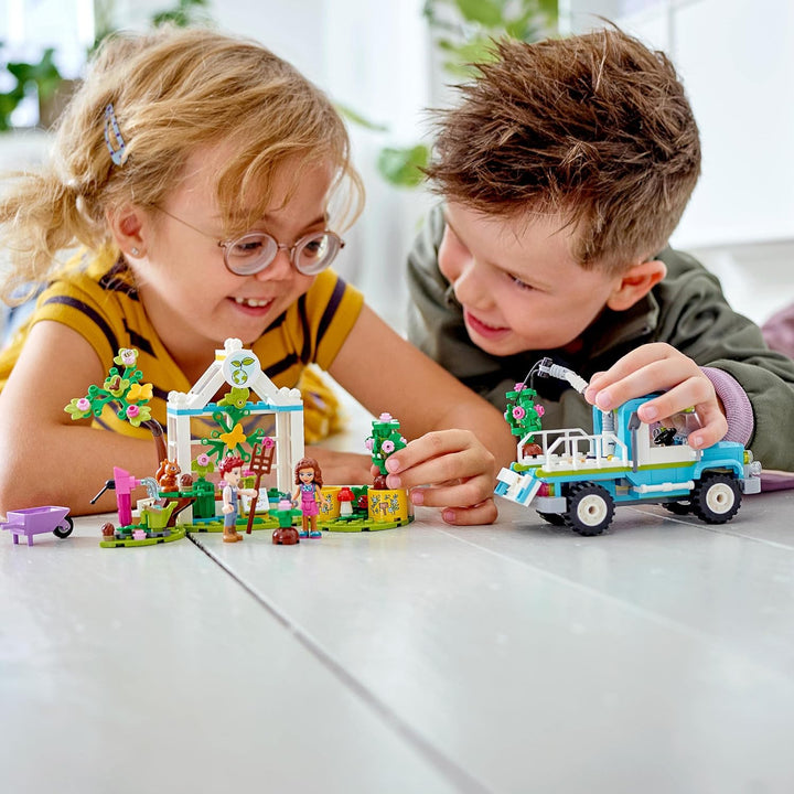 LEGO 41707 Friends Baumpflanzungsfahrzeug, Blumengarten-Spielzeug Mit Spielzeugauto Und Tierfiguren,