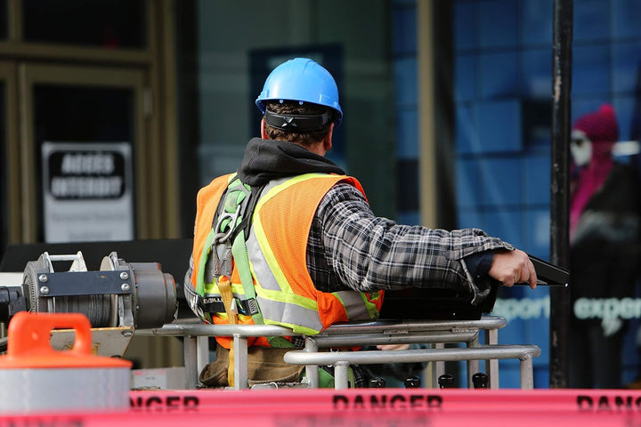 Kratos Safety Zweipunkt Auffanggurt mit hoch sichtbarer orangen Arbeitsweste, Fallschutz mit Warnwes