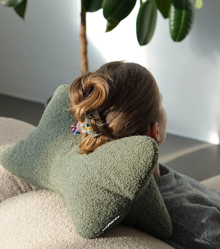 mokebo Lesekissen aus weichen Bouclé-Stoff 'Der Leseknochen', ergonomisches Nackenkissen aus gemütli