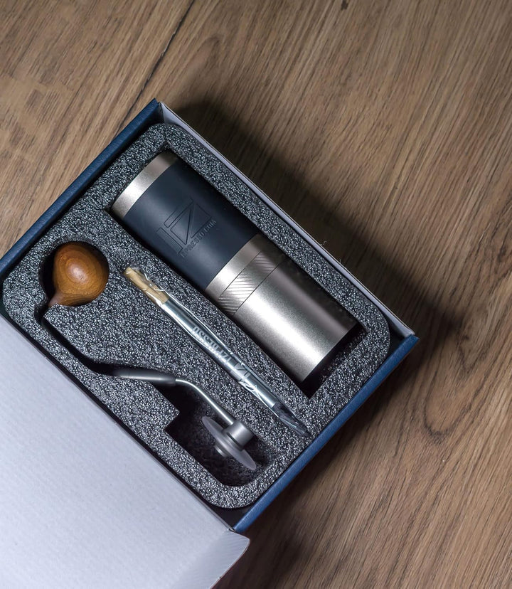 1Zpresso J Hand-Kaffeemühle Silber, Fassungsvermögen 35 g mit Edelstahl-Kegelmahlwerk und numerische