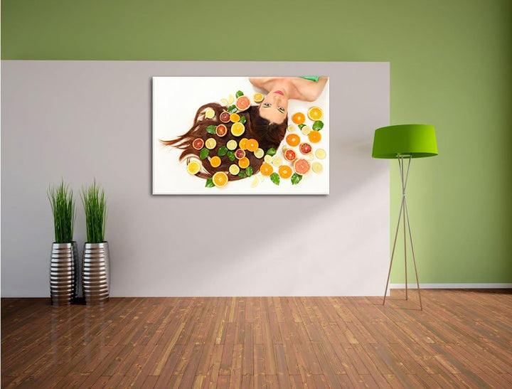 Pixxprint Hübsche Frau mit Obstscheiben als Leinwandbild/Grösse: 100x70 cm/Wandbild/Kunstdruck/ferti