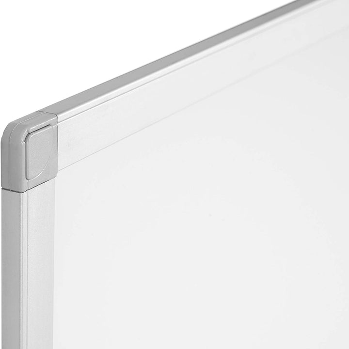 BoardsPlus - Whiteboard - 90 x 60 cm, mit Aluminiumrahmen und Stifteablage, Melamin Oberfläche, 90 x