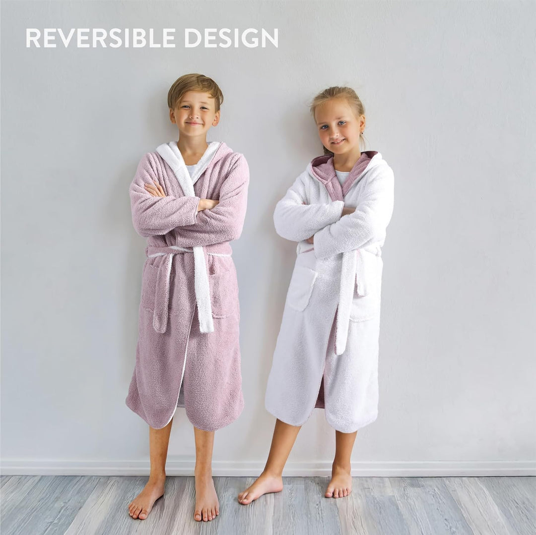 HOMELEVEL Kuschelfleece Bademantel für Kinder - Sherpa Morgenmantel mit Taschen Schalkragen Gürtel -