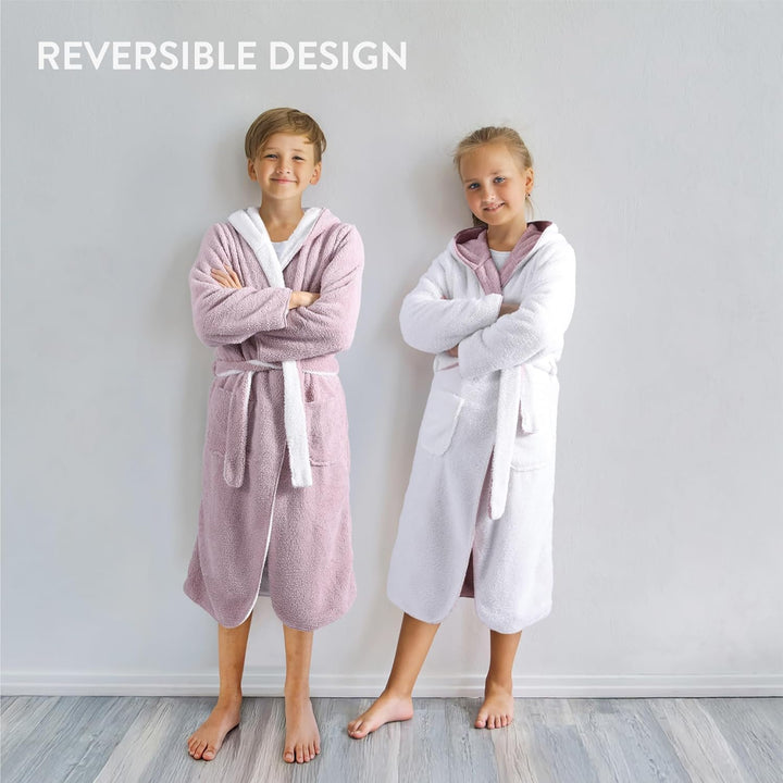 HOMELEVEL Kuschelfleece Bademantel für Kinder - Sherpa Morgenmantel mit Taschen Schalkragen Gürtel -
