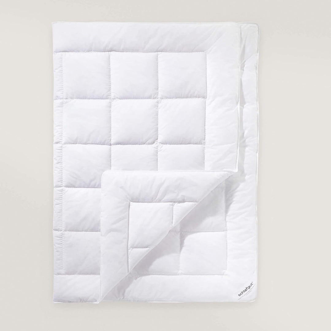 schlafgut Pure sommerliche Faserbettdecke, 135x200 cm weiss aus 100% Baumwolle mit amtungsaktiven Fu