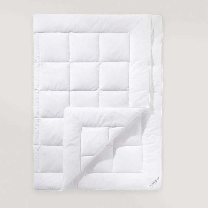 schlafgut Pure sommerliche Faserbettdecke, 135x200 cm weiss aus 100% Baumwolle mit amtungsaktiven Fu