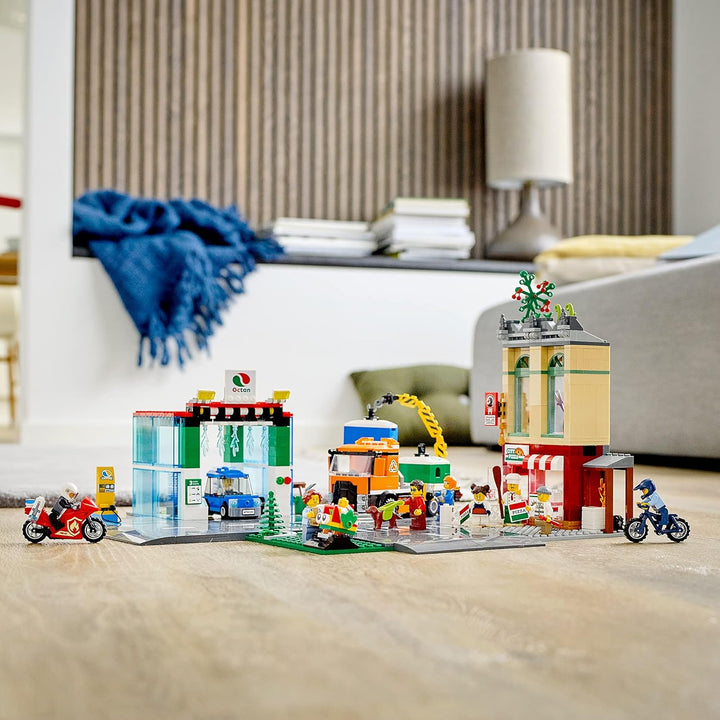 LEGO 60292 City Stadtzentrum Bauset mit Spielzeug-Motorbike, Fahrrad, Truck, Strassenplatten und 8 M