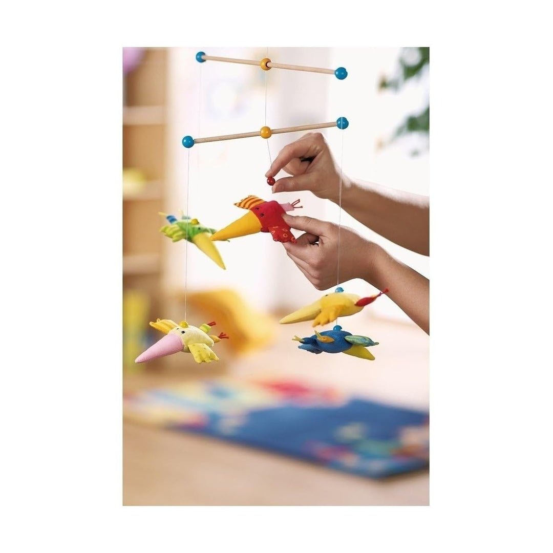 HABA 1103 Mobile Zwitscherlinge, Baby-Mobile zum Aufhängen mit 5 abnehmbaren Vögeln aus Stoff und ge