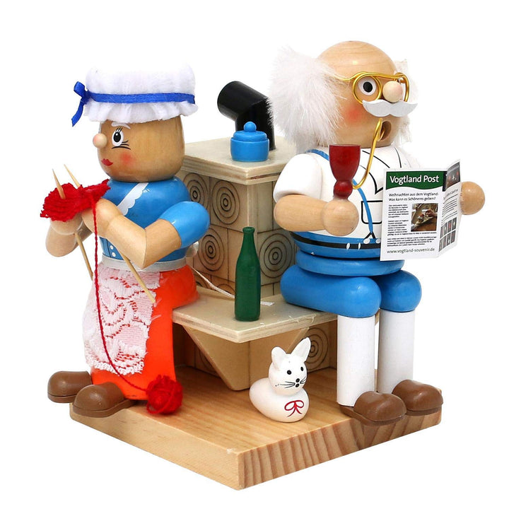 Dekohelden24 Holz Räucherfigur Oma und Opa am Kamin, Masse ca. 13 x 12 x 16 cm., Kamin