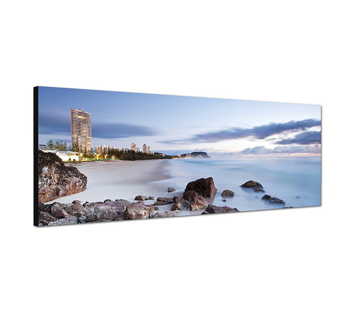 Paul Sinus Art Panoramabild auf Leinwand und Keilrahmen 150x50cm Strand Felsen Gebäude Morgendämmeru