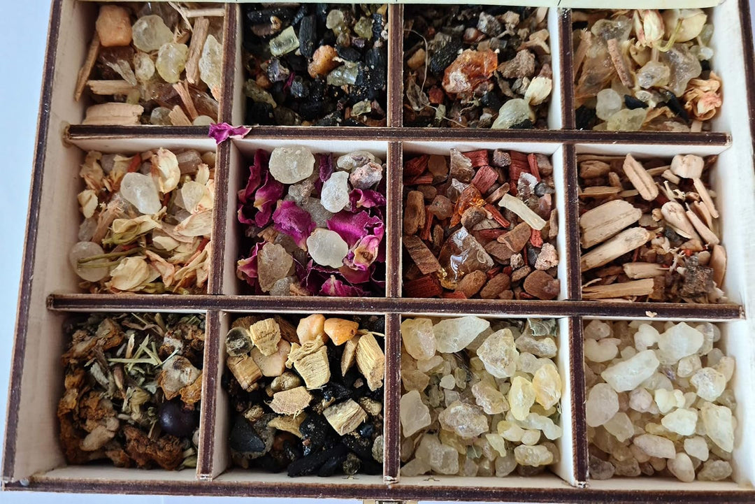 Heilkräuter Manufaktur Räucherbox Geschenkbox mit 12 Sorten Räuchermischungen Die Weisheit der Welt,