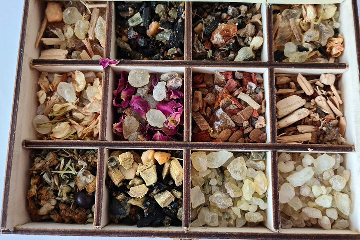 Heilkräuter Manufaktur Räucherbox Geschenkbox mit 12 Sorten Räuchermischungen Die Weisheit der Welt,