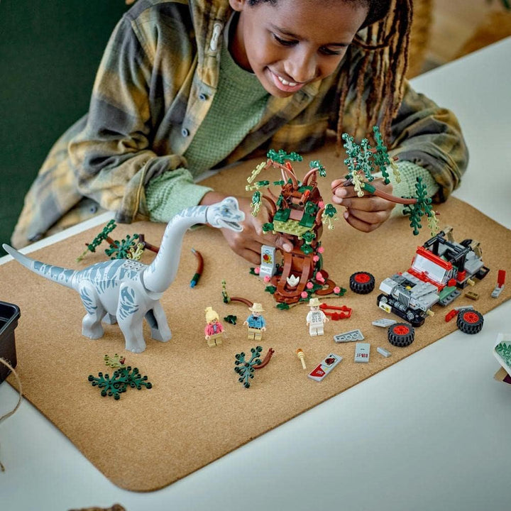 LEGO 76960 Jurassic Park Entdeckung des Brachiosaurus, Dinosaurier Spielzeug mit Figur und Jeep, Sam