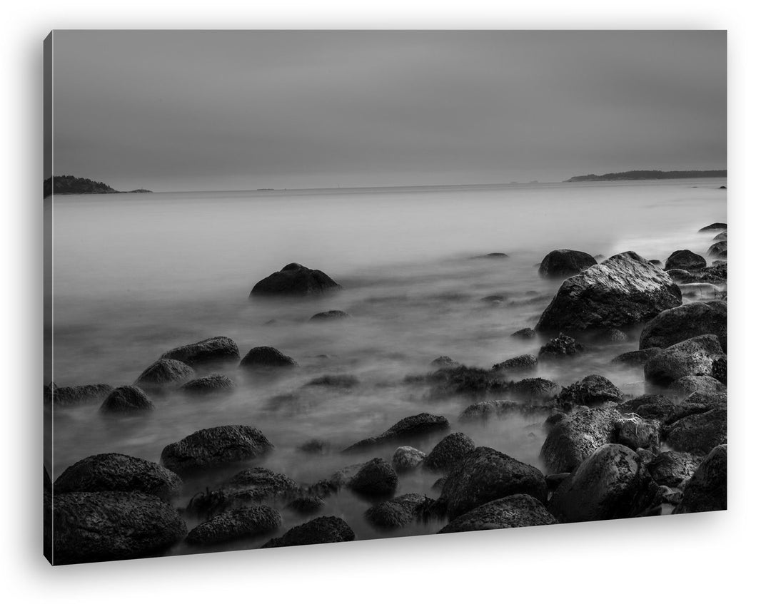 deyoli geheimnisvoller Kiesstrand in Schweden Effekt: Schwarz/Weiss im Format: 60x40 als Leinwandbil